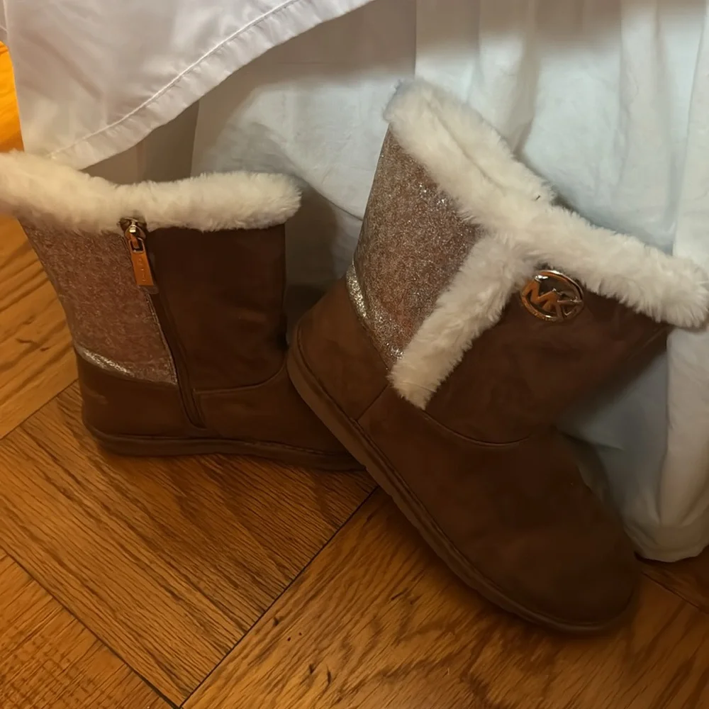 Michel Kors Big Girl Glitter Fuzzy Boots Size 4 - Picture 3 of 4